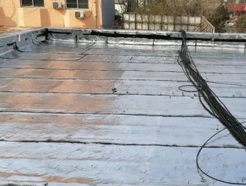 冷水滩卫生间漏水维修公司分享下冷水滩屋面楼顶防水刚性防水层施工要点。